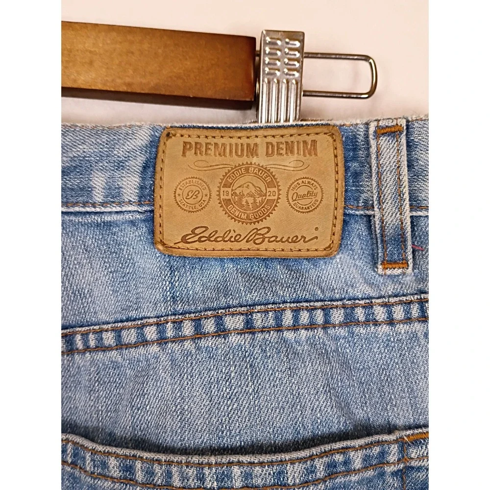 Vintage Aesthetic Eddie Bauer Mens 33x29 Blue Light Wash Classic Fit Jeans